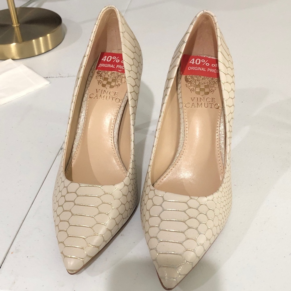 Vince Camuto Beige Taupe Hex-Embossed Pointed Toe Pumps, NEW, NO BOX, size 6.5